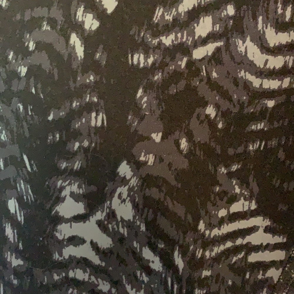 Abstract Striped Cropped Athletic Leggings - Picture 3 of 5